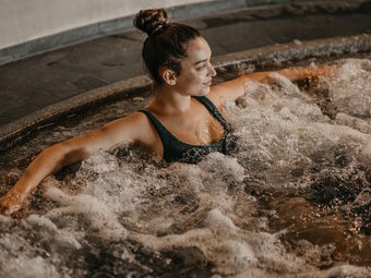Hotel al Plan de Corones con spa: vacanza à la Christoph Donna rilassata in una vasca idromassaggio con acqua frizzante
