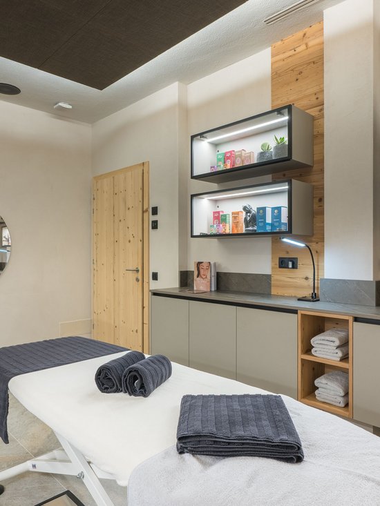 Hotel al Plan de Corones con spa: vacanza à la Christoph Studio massaggi moderno con lettino e scaffali decorativi