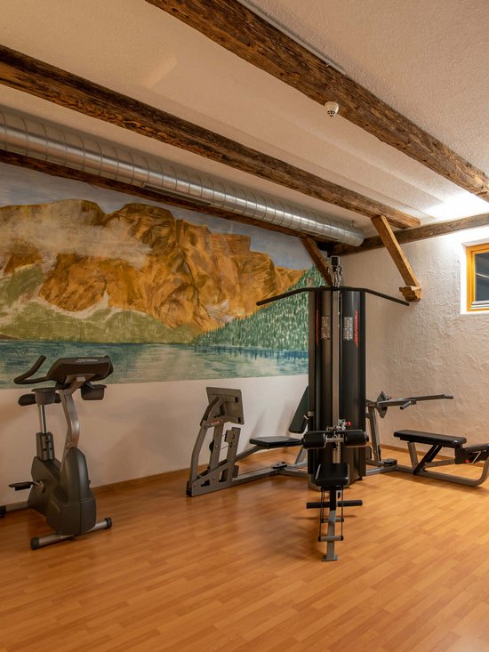 Hotel al Plan de Corones con spa: vacanza à la Christoph Palestra piccola con travi in legno, attrezzi fitness e murale