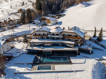 Hotel al Plan de Corones con spa: vacanza à la Christoph Hotel innevato con piscina esterna riscaldata in montagna