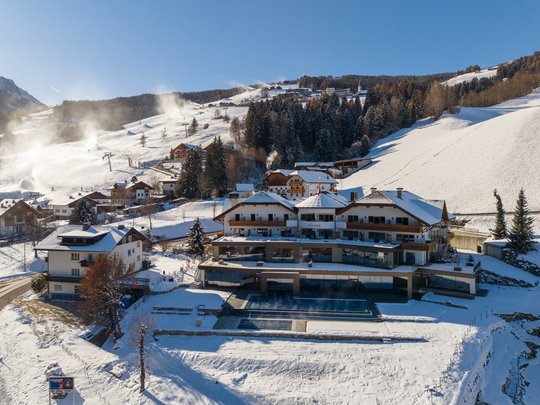 Hotel al Plan de Corones con spa: vacanza à la Christoph Resort innevato e area sciistica in montagna in una giornata soleggiata d'inverno