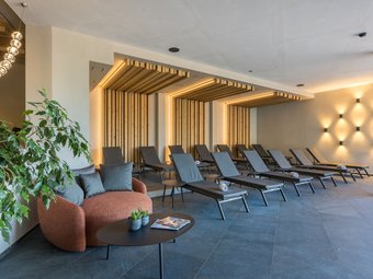 Hotel al Plan de Corones con spa: vacanza à la Christoph Area relax moderna con lettini, rivestimenti in legno e illuminazione d'atmosfera