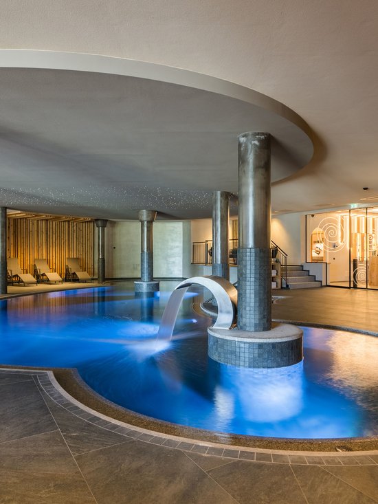 Hotel al Plan de Corones con spa: vacanza à la Christoph Piscina interna con cascata e lettini in area wellness moderna