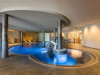 Hotel al Plan de Corones con spa: vacanza à la Christoph Piscina interna con cascata e lettini in area wellness moderna