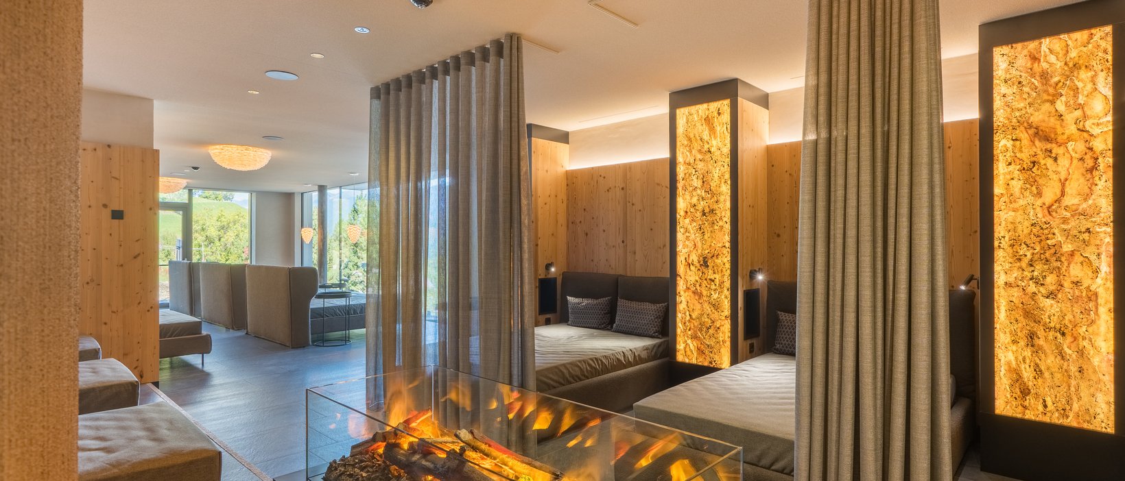 Unvergesslicher Skiurlaub am Kronplatz Moderner Wohnraum mit elektrischem Kamin und Privatsphäre durch Vorhänge
