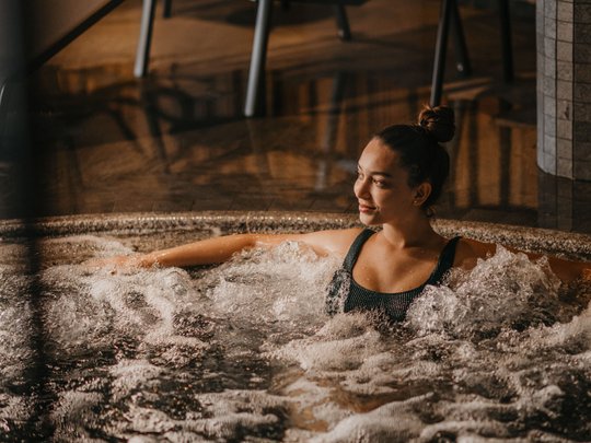 Hotel al Plan de Corones con spa: vacanza à la Christoph Donna che si rilassa in una vasca idromassaggio con acqua frizzante