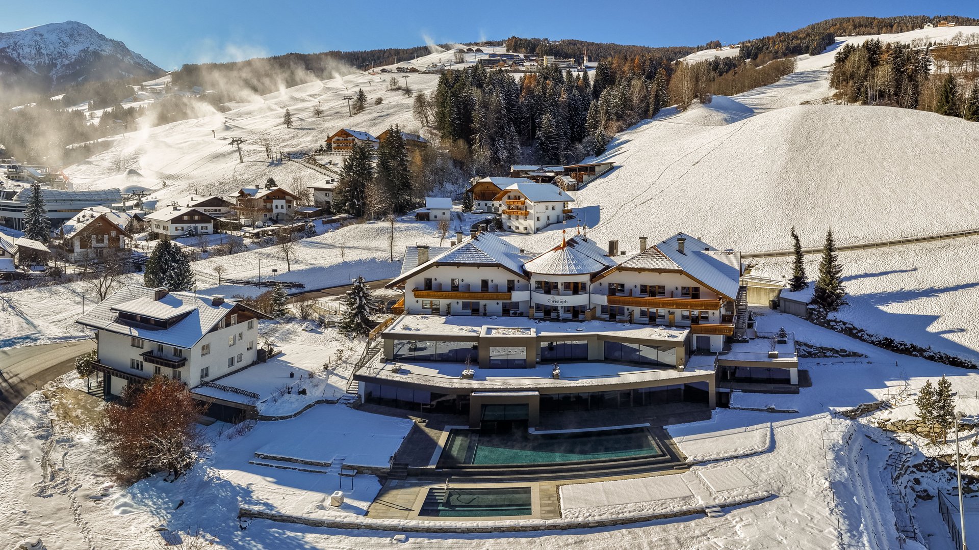 Concedetevi una pausa Hotel in paesaggio montano innevato con area sciistica e bosco
