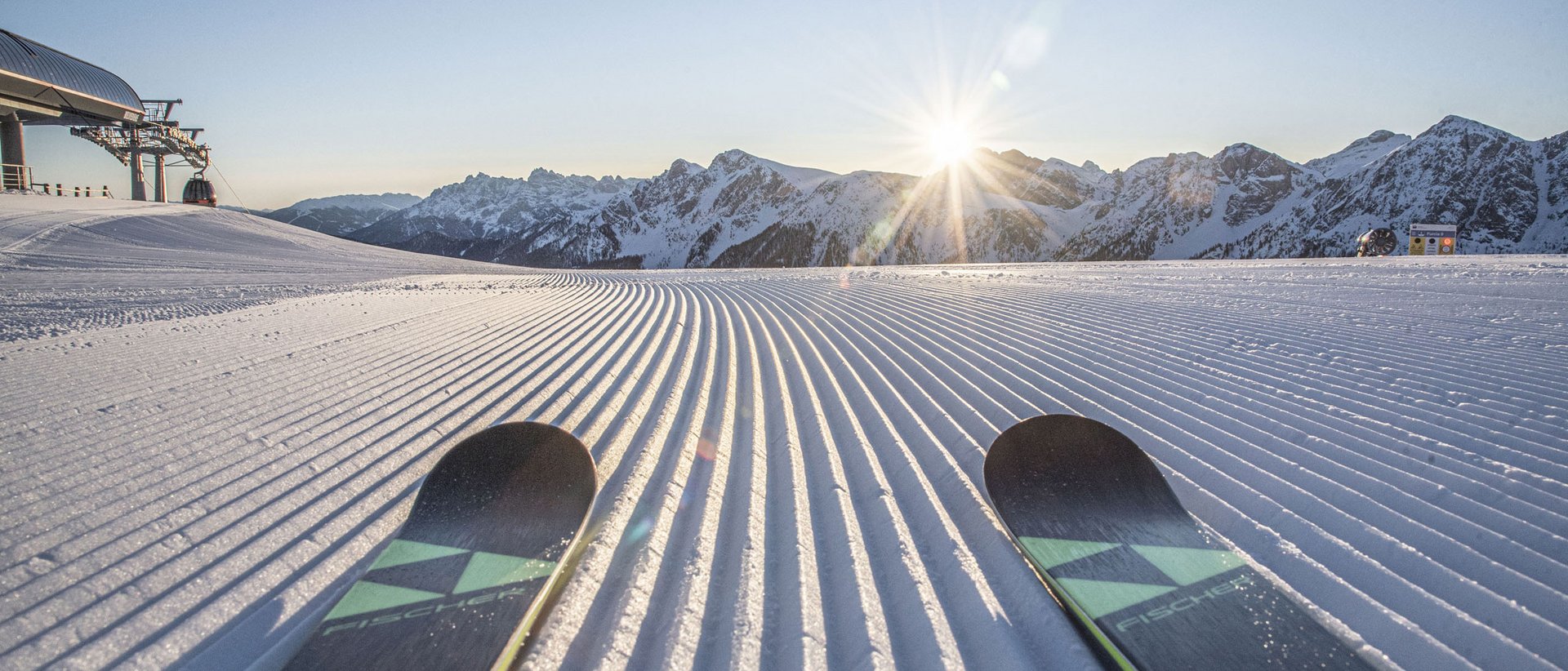 Ihre Challenge am Kronplatz: die Black Five Blick auf frisch präparierte Skipiste bei Sonnenaufgang in den Bergen