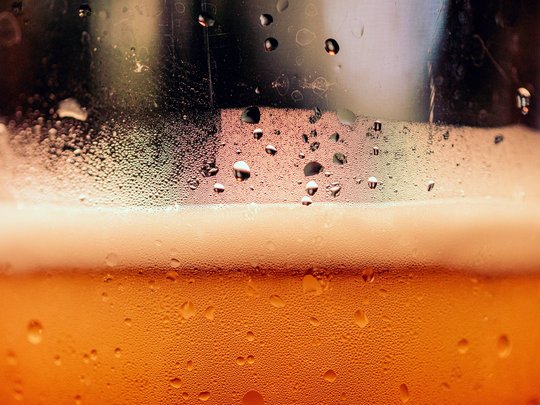 Novità dal nostro hotel al Plan de Corones Primo piano di schiuma e condensa su un bicchiere di birra