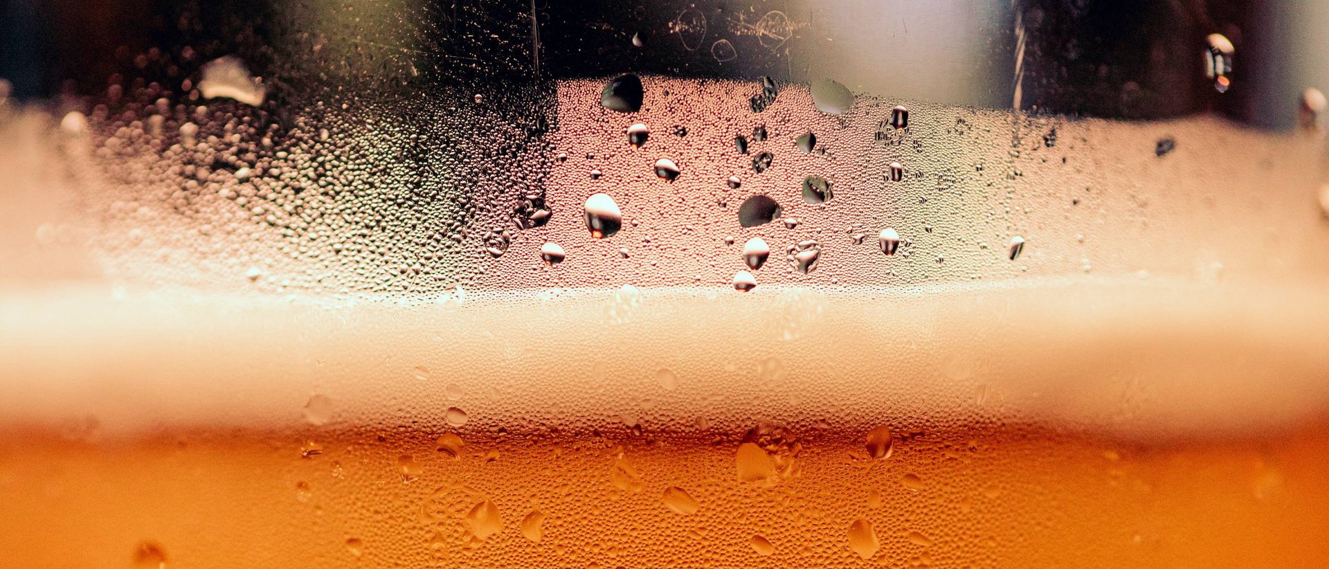 Arriva… l’Oktoberfest Primo piano di schiuma e condensa su un bicchiere di birra