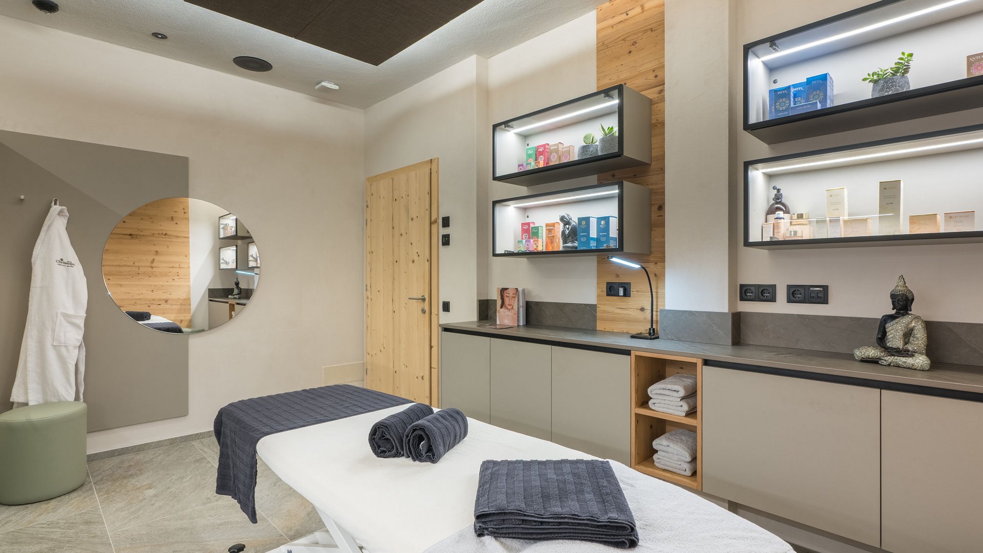 Studio massaggi moderno con lettino e scaffali decorativi