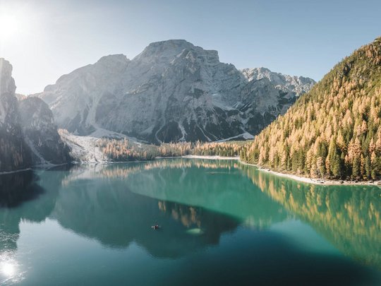 Novità dal nostro hotel al Plan de Corones Lago di montagna con acqua limpida, circondato da boschi autunnali e alte montagne