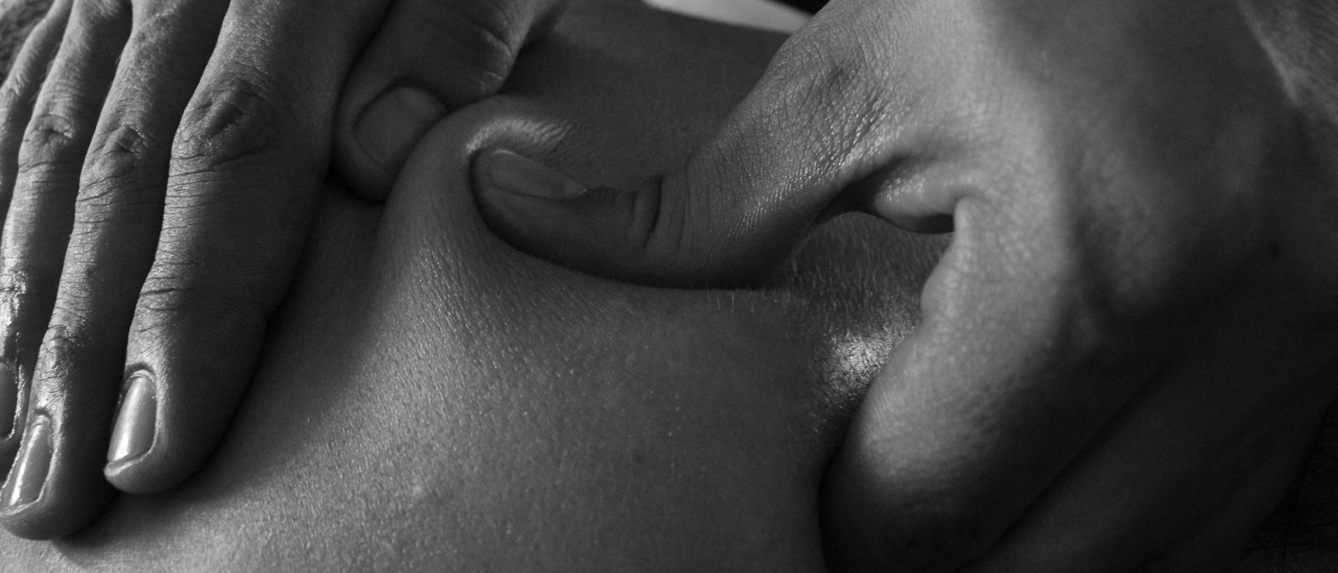 Spa-Anwendung | Hot-Stone-Massage Nahaufnahme einer medizinischen Behandlung mit Daumenmassage auf nackter Haut