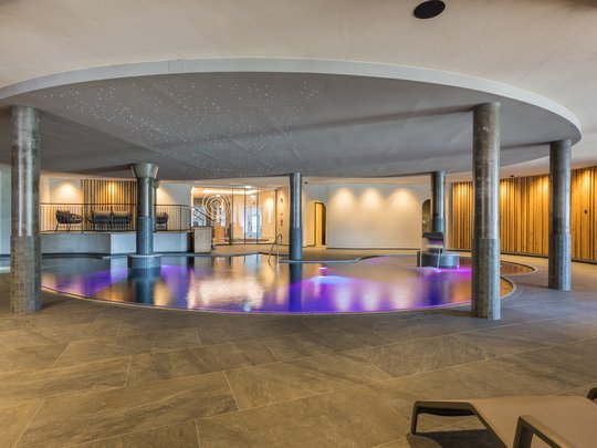 Hotel al Plan de Corones con spa: vacanza à la Christoph Piscina interna moderna con soffitto rotondo e illuminazione viola