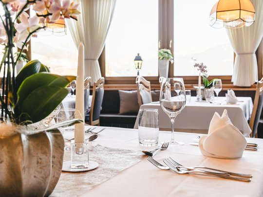 Hotel Christoph:immergetevi in in’atmosfera di benessere! Tavolo elegantemente apparecchiato in un ristorante accogliente con candele