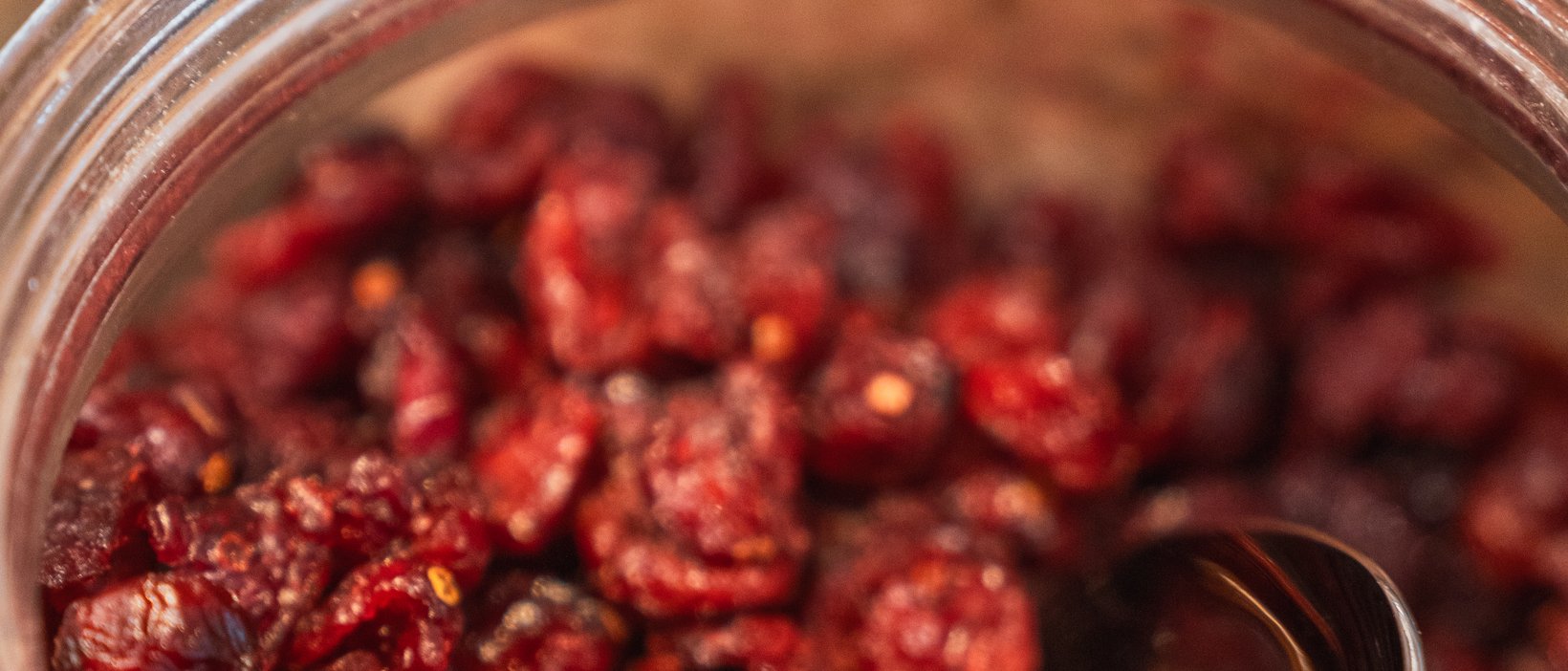 Regionale, alpine Küche im Hotel am Kronplatz in Südtirol Glas mit getrockneten roten Beeren und Löffel darin