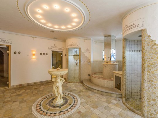 Novità dal nostro hotel al Plan de Corones Interno di un centro benessere con saune e docce