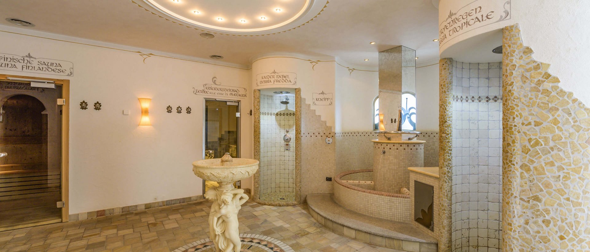 A Natale puoi Interno di un centro benessere con saune e docce