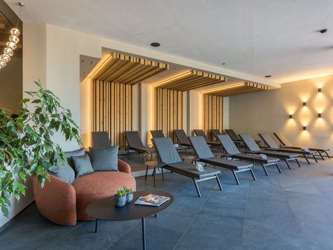 Hotel vicino al Lago di Braies: come raggiungerci Area relax moderna con lettini, rivestimenti in legno e illuminazione d'atmosfera