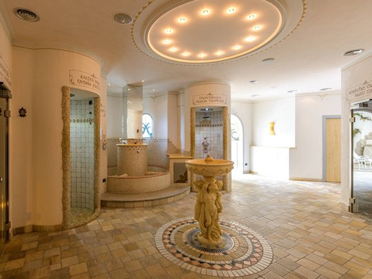 Novità dal nostro hotel al Plan de Corones Area spa luminosa con statua centrale e cabine doccia