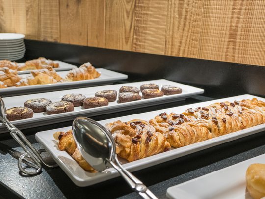 Concedetevi una pausa Varie paste su piatti bianchi in un buffet