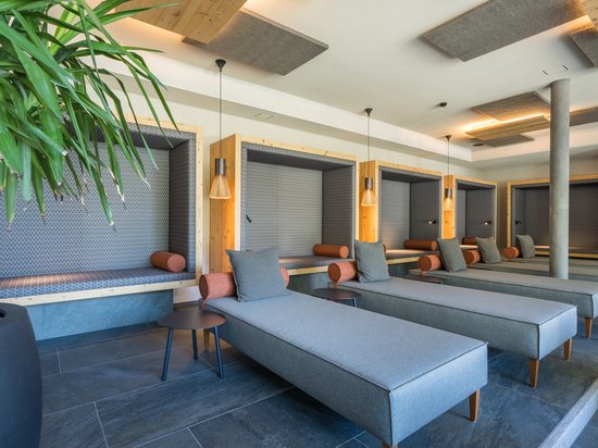 Concedetevi una pausa Lounge moderna con lettini grigi e nicchie confortevoli
