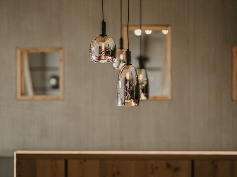 Massaggi nel nostro hotel benessere sulle Dolomiti Lampade sospese moderne in una stanza accogliente con mobili in legno