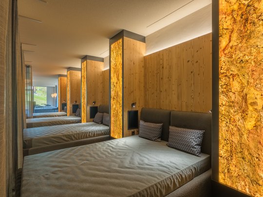 Hotel in Val Pusteria con piscina Camera moderna con letti comodi e elementi in legno e luce calda