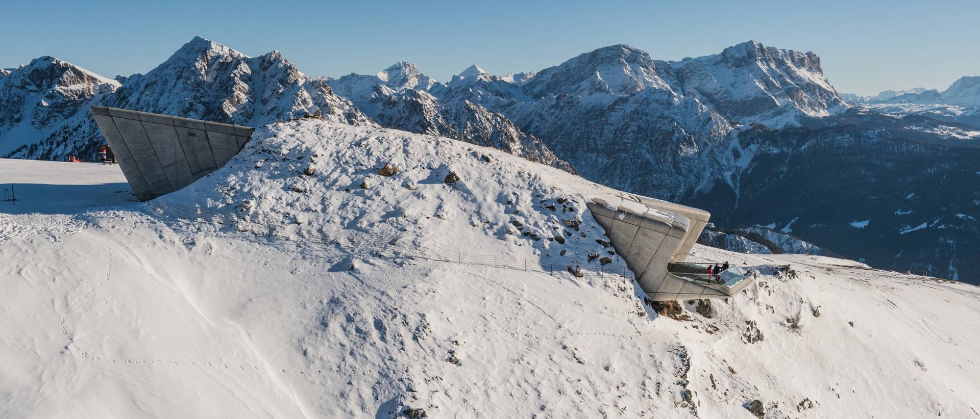 Wissen auf über 2 000 Metern Aussichtspunkt mit moderner Architektur auf schneebedecktem Berg in den Alpen
