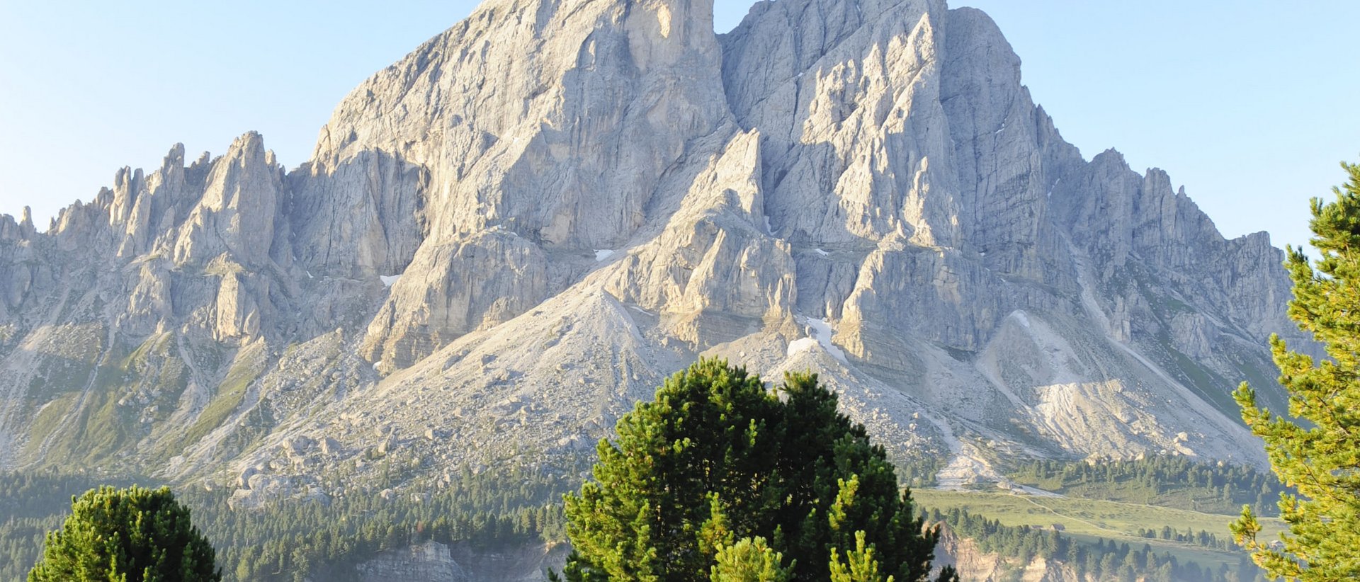 Sas de Putia – un tour imperdibile vicino a Plan de Corones Tre escursionisti che camminano nelle montagne con tempo soleggiato