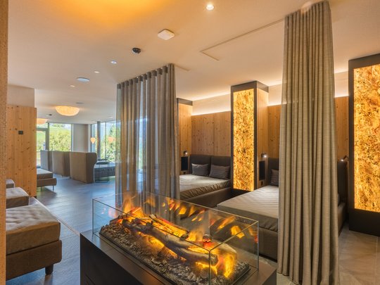 Day Spa Gemütlicher Lounge-Bereich mit elektrischem Kamin und Holzpaneelen