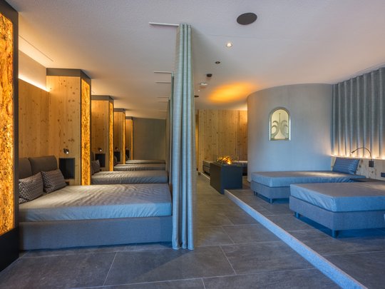 Hotel in Val Pusteria con piscina Sala relax moderna con lettini e illuminazione calda in legno