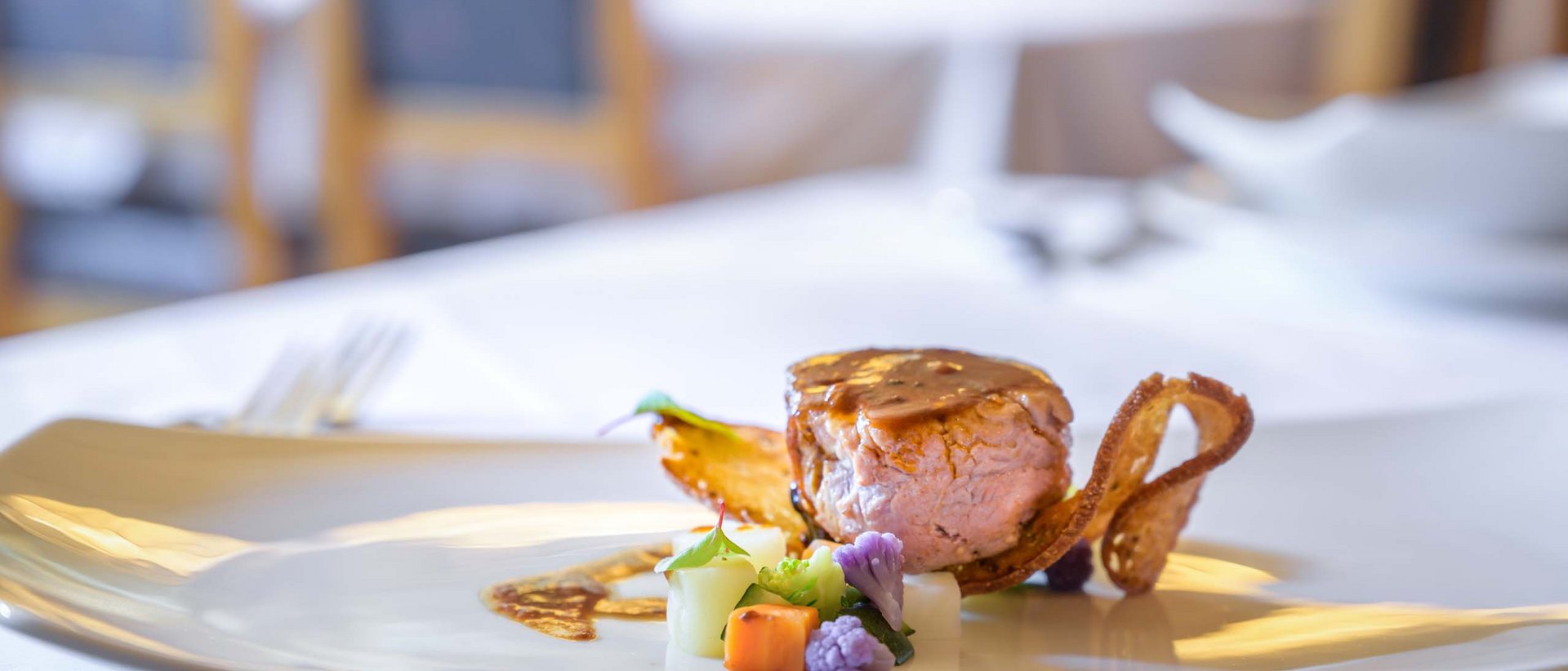 Geschmacksexplosionen in Olang Elegantes Gericht mit Fleisch und Gemüse auf weißem Teller im Restaurant