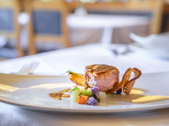 Novità dal nostro hotel al Plan de Corones Piatto elegante con carne e verdure su piatto bianco in ristorante