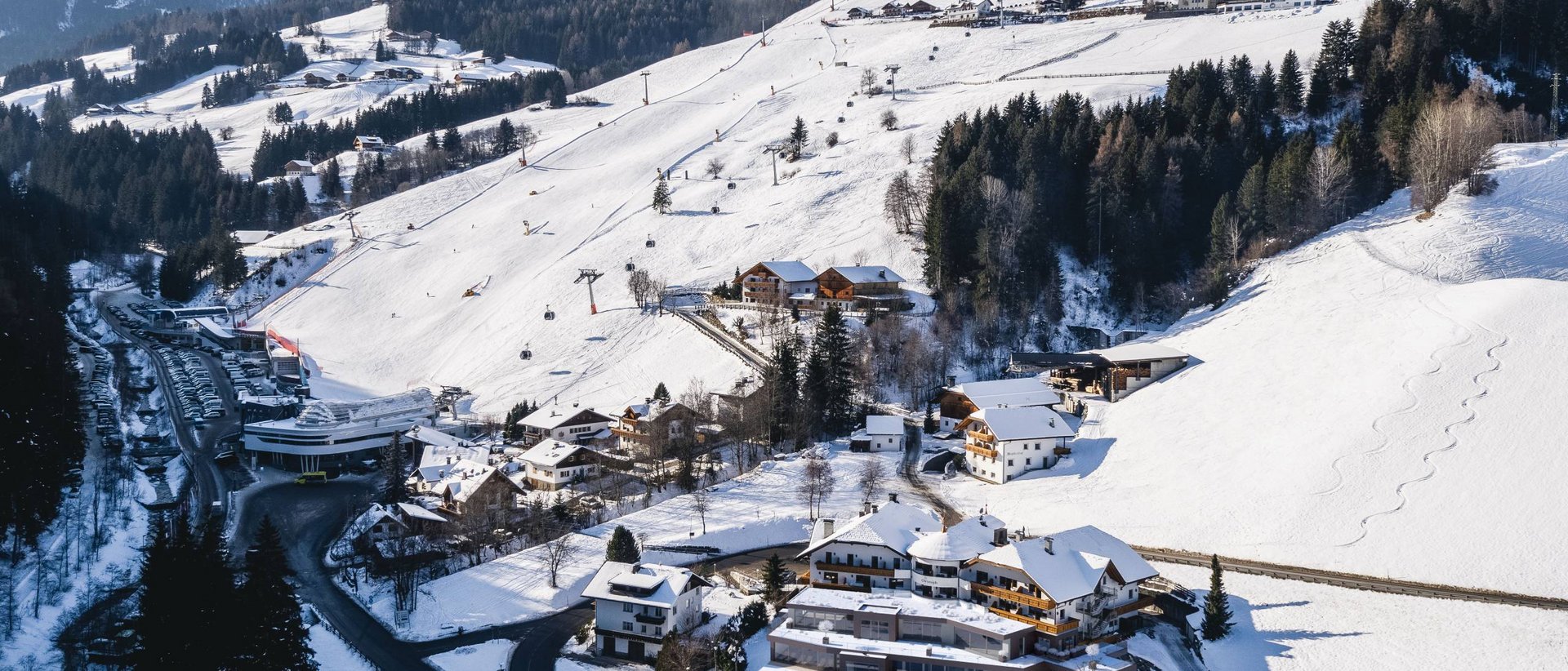 Winterurlaub im Pustertal Verschneite Berglandschaft mit Skiresort und Häusern im Winter