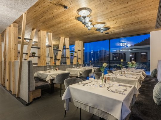 Concedetevi una pausa Ristorante moderno con elementi in legno e tavoli apparecchiati al crepuscolo
