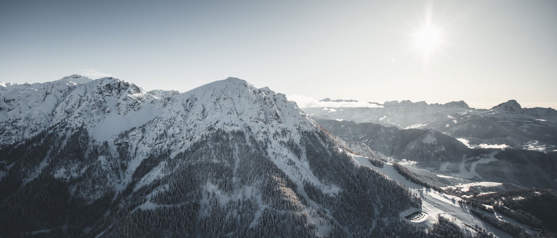 Erlebnis Dolomiten UNESCO Welterbe Schneebedeckte Berggipfel bei sonnigem Himmel