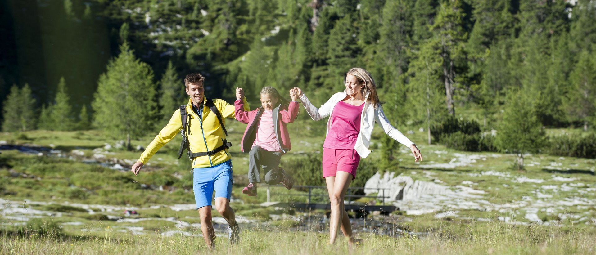 360° Grad-Panorama vom Gipfel des Kronplatz Familie wandert und hält ein Mädchen an den Händen in einer grünen Berglandschaft