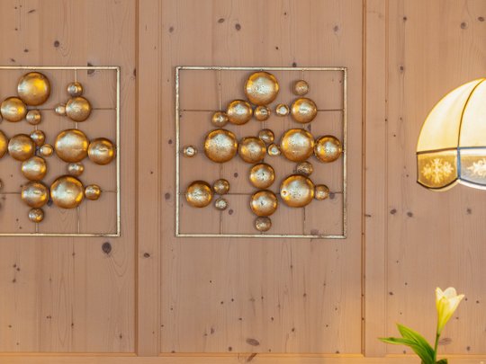 Hotel Christoph:immergetevi in in’atmosfera di benessere! Ristorante accogliente con pareti in legno e decorazioni metalliche dorate