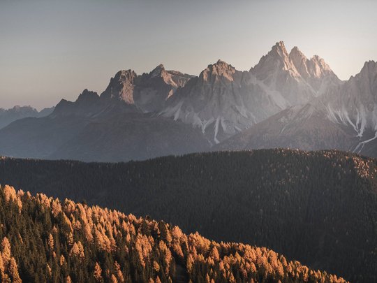 Neuigkeiten unseres Hotels nahe dem Pragser Wildsee Herbstwald und Dolomiten bei Sonnenuntergang