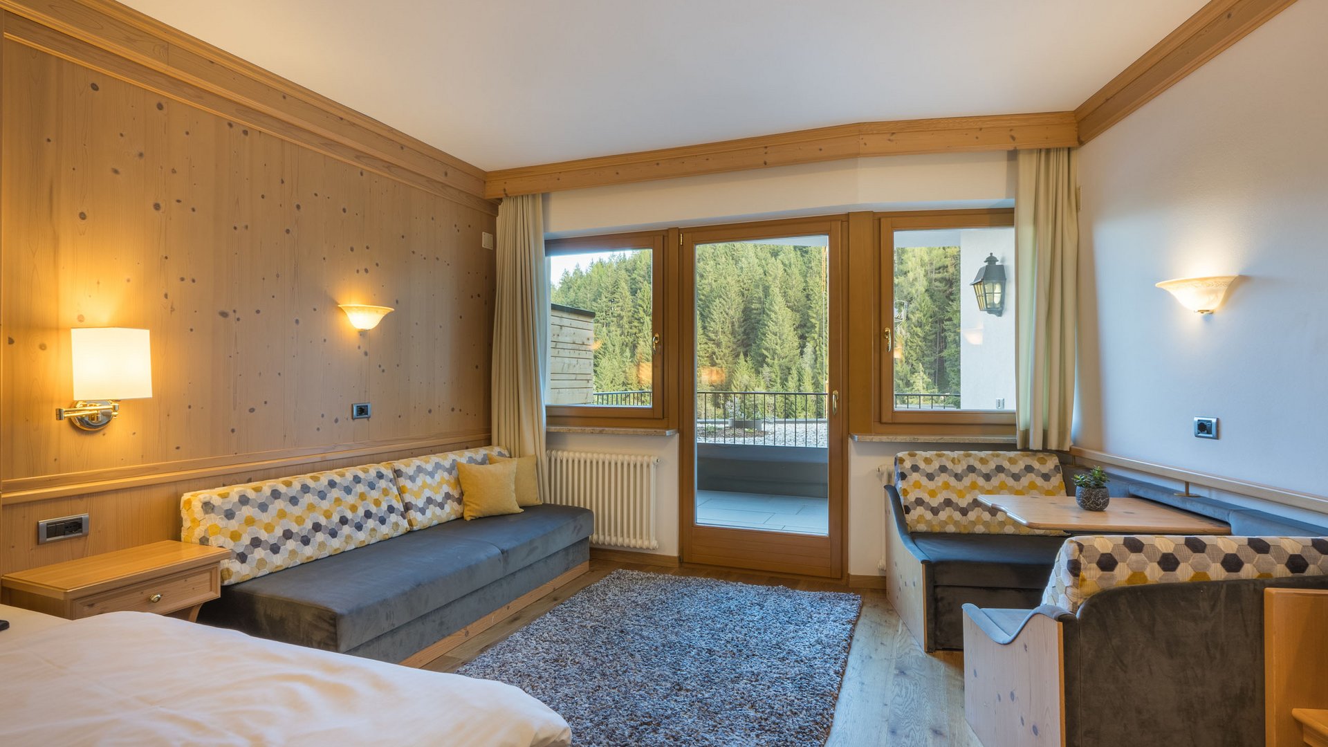 Willkommen in Olang: Hotel Christoph Gemütliches Hotelzimmer mit Balkon und Waldblick