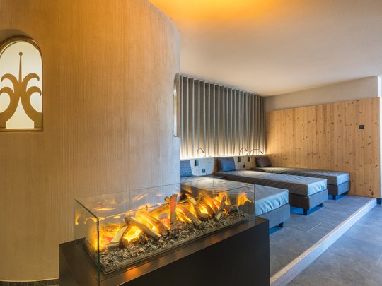 Hotel al Plan de Corones con spa: vacanza à la Christoph Sala relax moderna con più lettini e camino accogliente