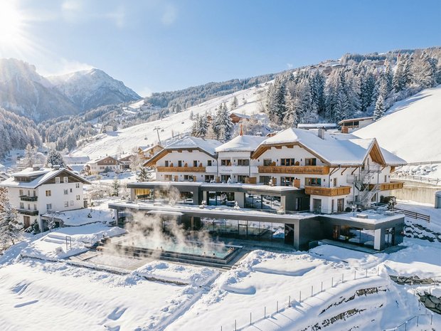 Una giornata di relax Hotel innevato con piscina esterna riscaldata sulle montagne al sole