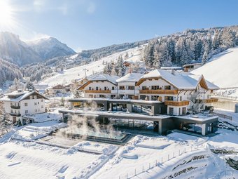 Hotel al Plan de Corones con spa: vacanza à la Christoph Hotel innevato con piscina esterna riscaldata sulle montagne al sole