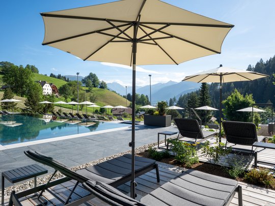 Hotel al Plan de Corones con spa: vacanza à la Christoph Area piscina con lettini e ombrelloni in paesaggio montano
