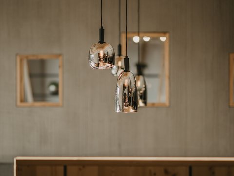 Willkommen in Olang: Hotel Christoph Moderne chromfarbene Hängeleuchten in minimalistischer Innenraumgestaltung