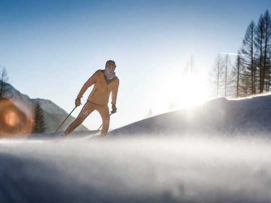 Novità dal nostro hotel al Plan de Corones Sciatore di fondo all'alba su paesaggio montano innevato