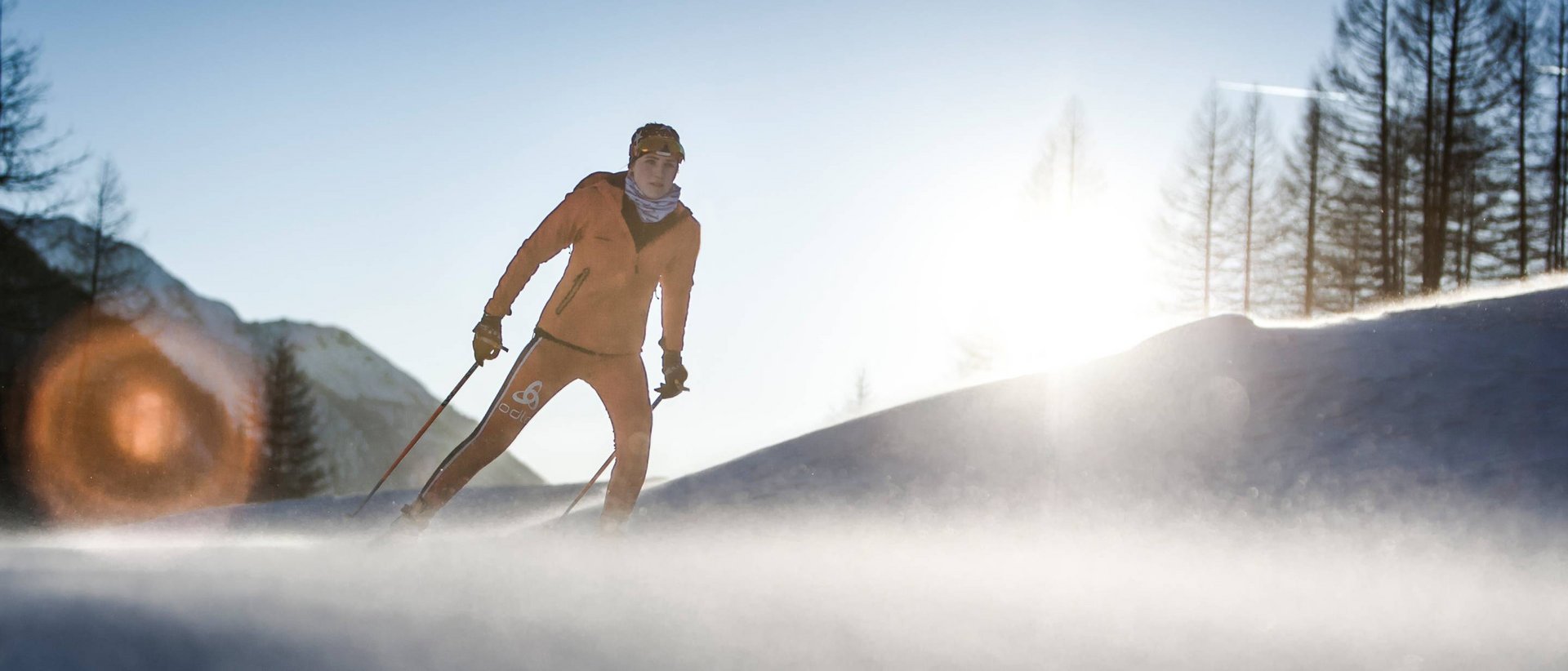 Skilanglauf in Europas größtem Skiverbund Langläufer bei Sonnenaufgang auf verschneiter Berglandschaft
